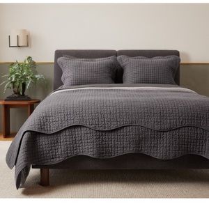 PARACHUTE HOME Scalloped Full / Queen Quilt In Shale Gray